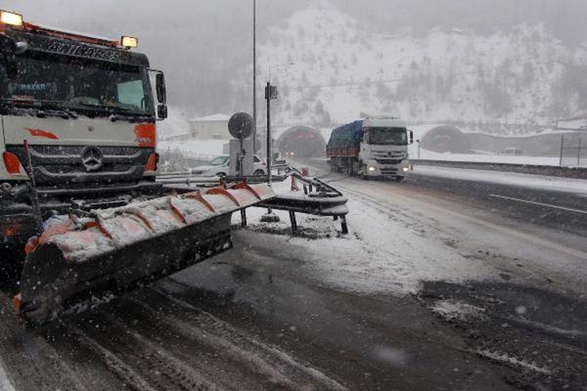 Kar Yağışı, Bolu Dağı\'nda Ulaşımı Etkiledi