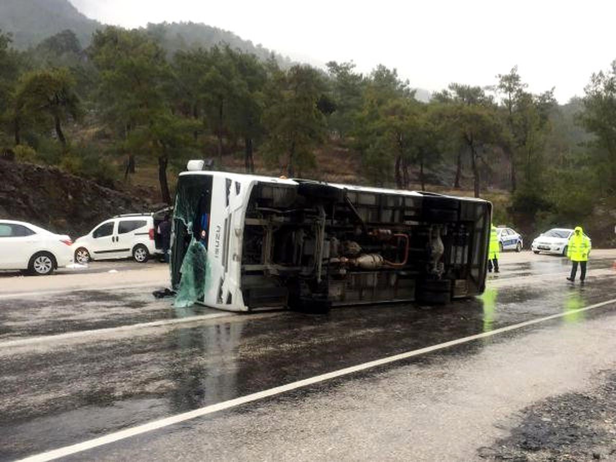 Kemer\'de Tur Midibüsü Devrildi: 13 Yaralı