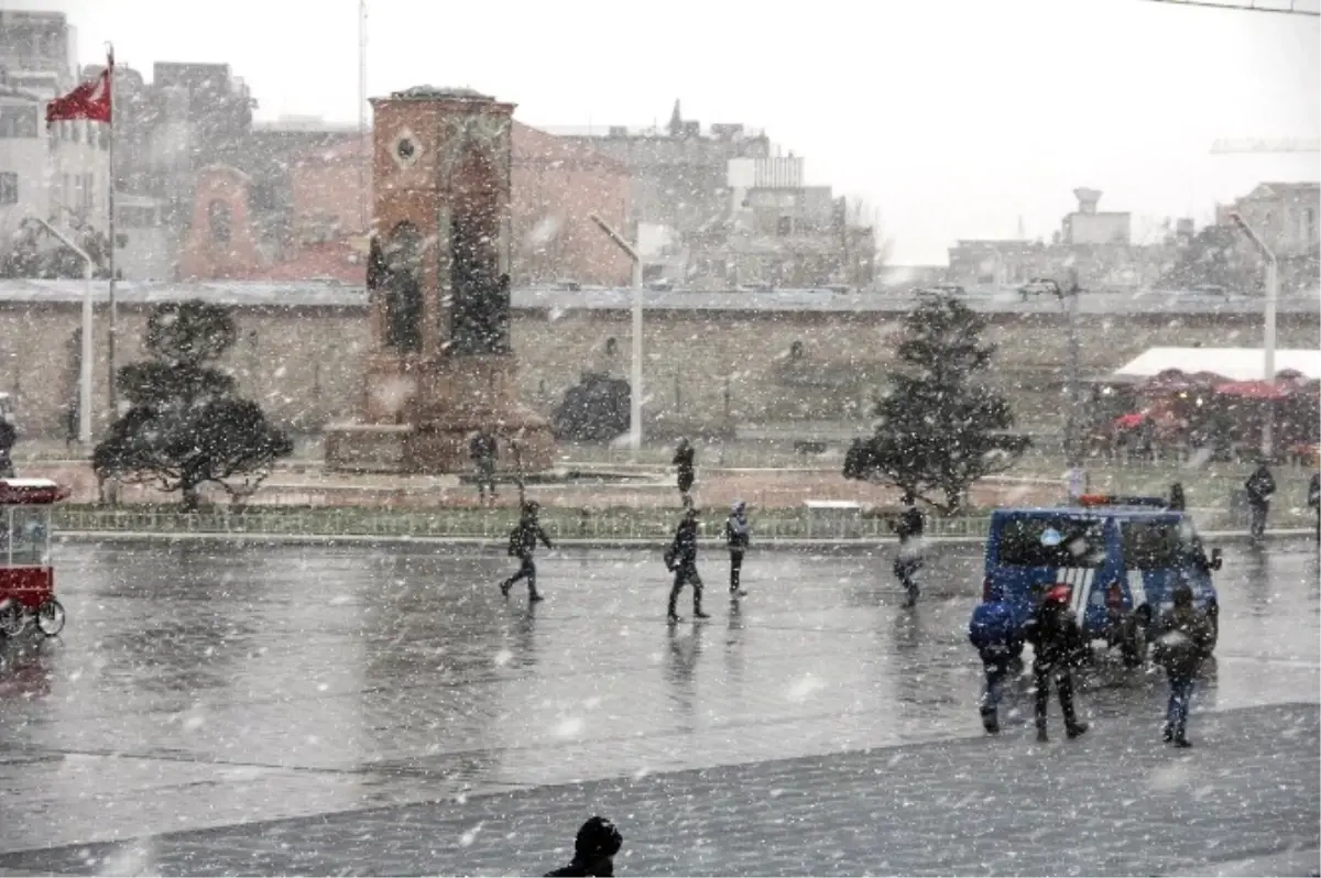 Taksim\'de Kar Etkisini Artırdı