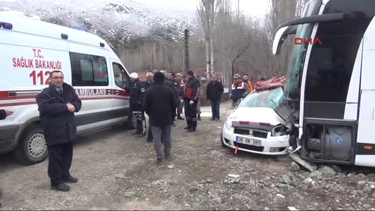Tokat Otomobil, Otobüsün Altına Girdi: 3 Ölü, 5 Yaralı