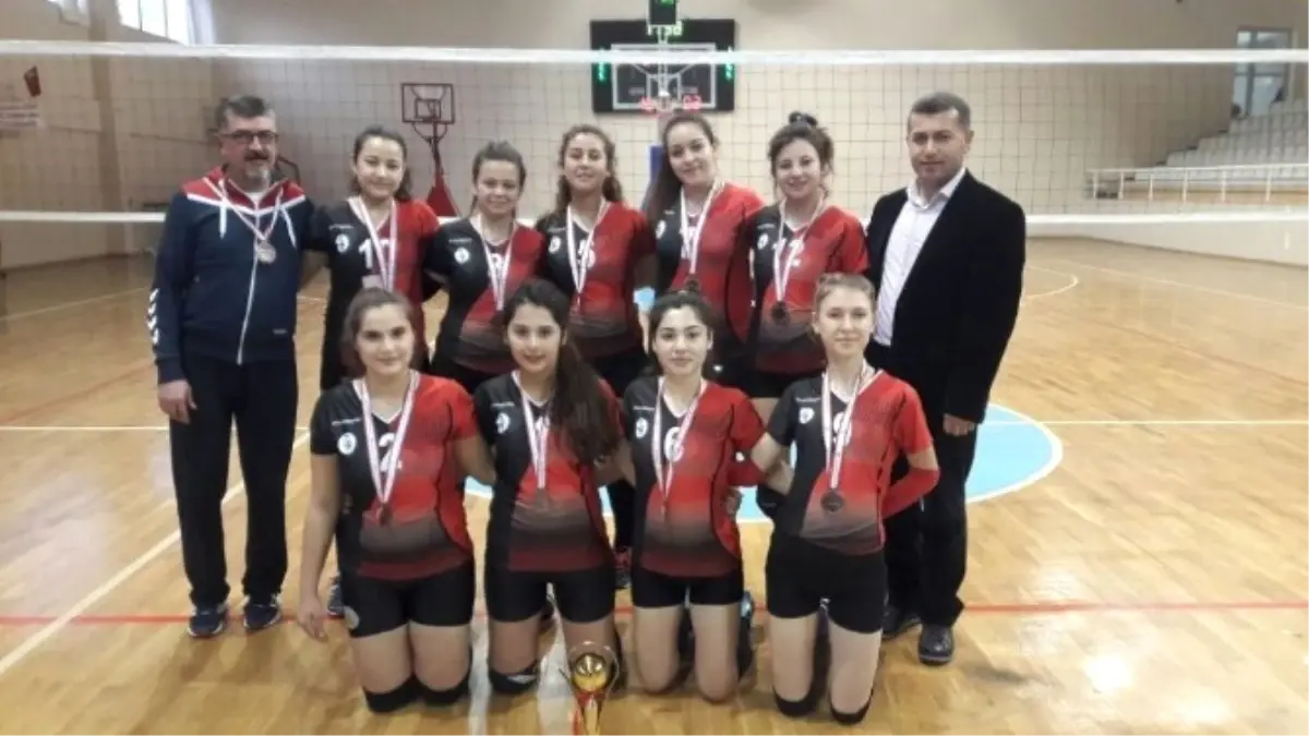 Voleybolda Balıkesir\'in En Başarılı Takımları Ayal ve Zübeyde Hanım Oldu