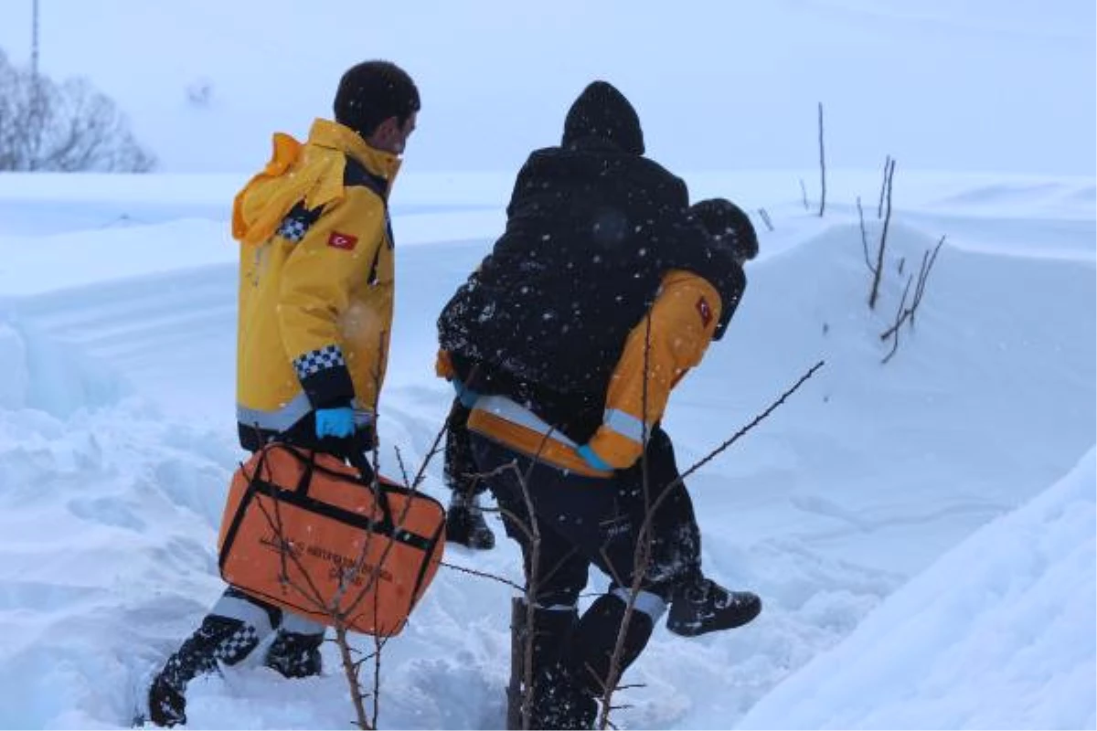 Yol Kardan Kapanınca Sağlık Görevlisi, Hastayı Ambulansa Kadar Sırtında Taşıdı