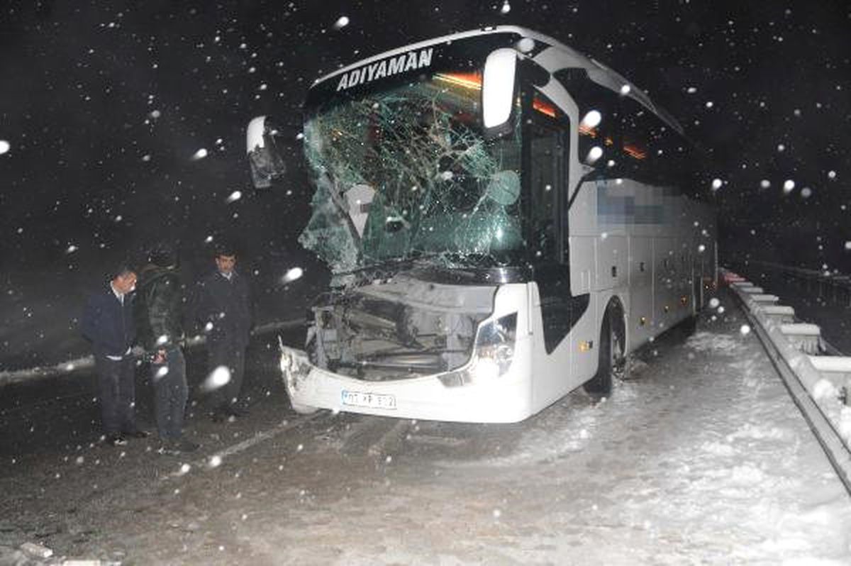 Yolcu Otobüsü Tır\'a Arkadan Çarptı: 10 Yaralı