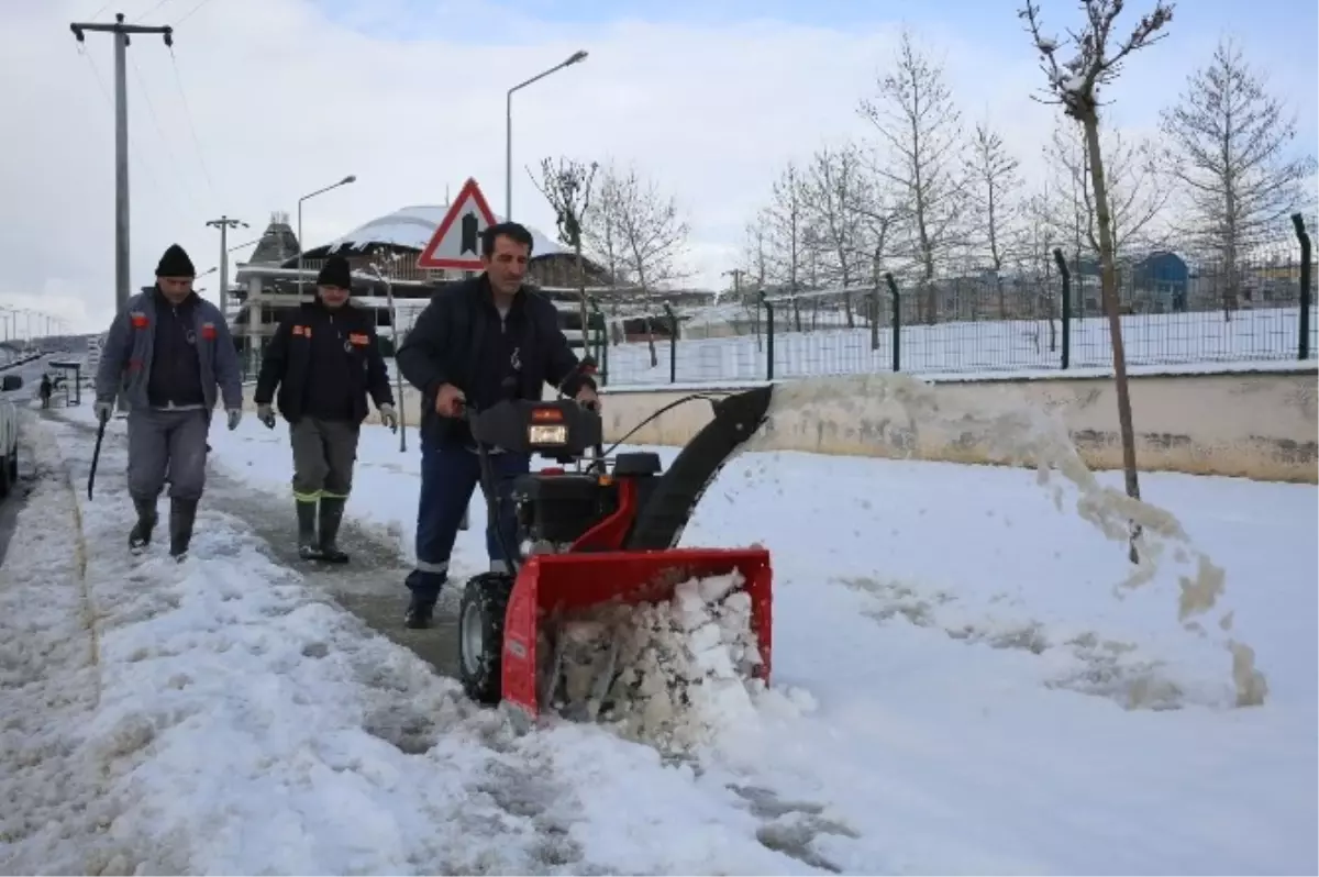 Adapazarı\'nda Ekipler Sabaha Kadar Çalıştı