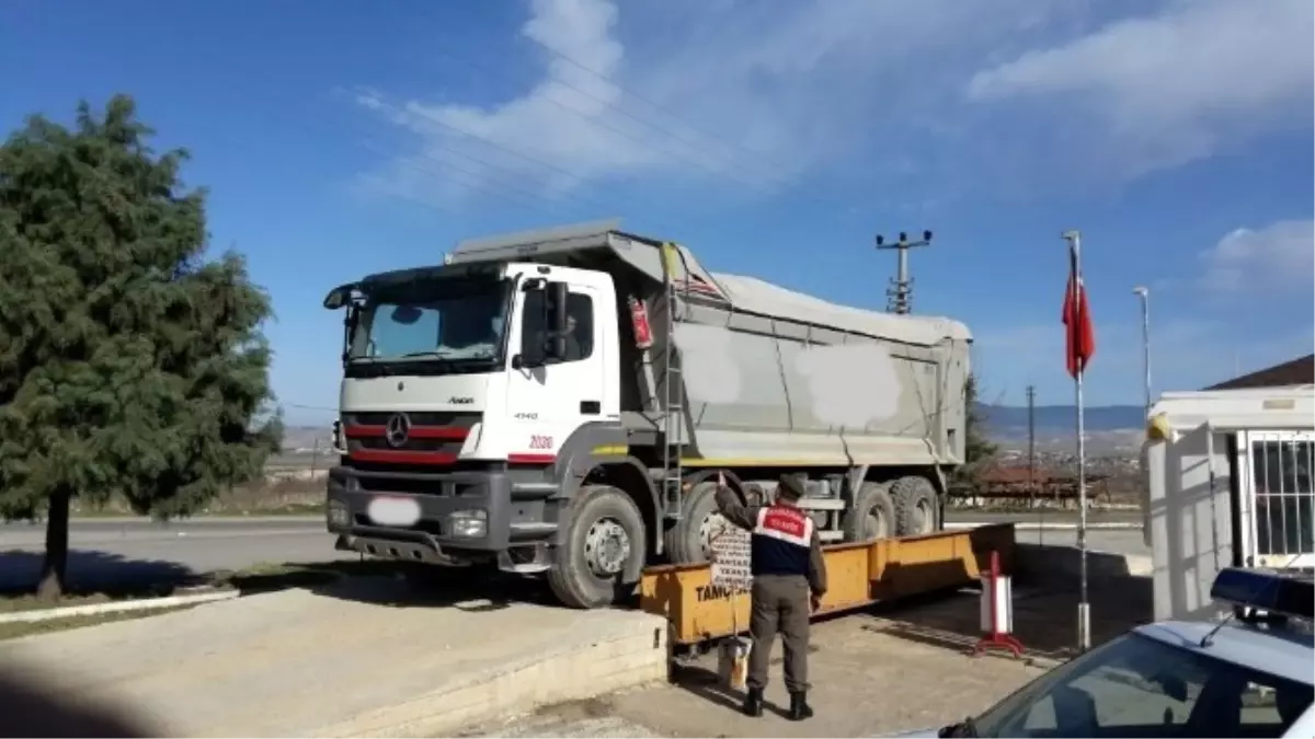 Ağır Tonajlı Kamyonlara Jandarma Denetimi Artıyor