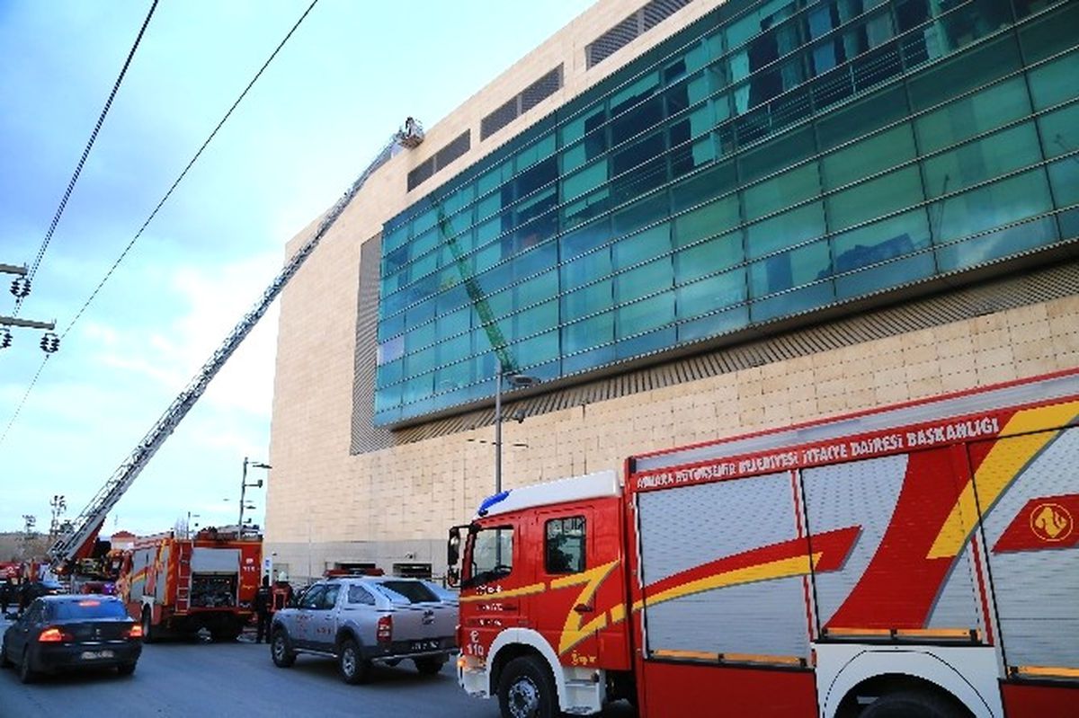 Ankara\'da Avm Çatısında Yangın
