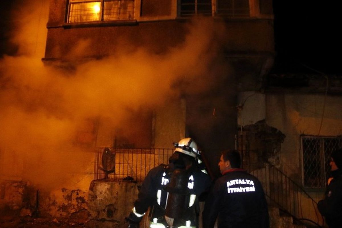 Antalya\'da Çıkan Yangın 2 Katlı Evi Kül Etti