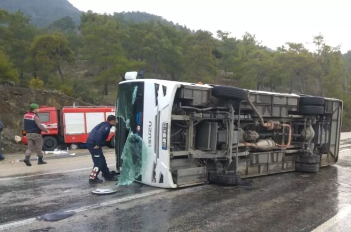 Antalya\'da Midibüs Devrildi: 13 Yaralı