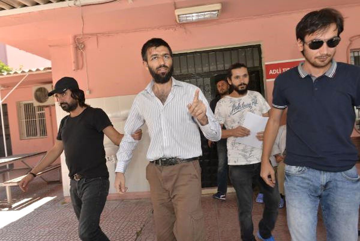 Arşiv Görüntü) \'Canlı Bomba\' Paniği Çıkaran Sanık, Tahliyeyi Duyunca Ağladı