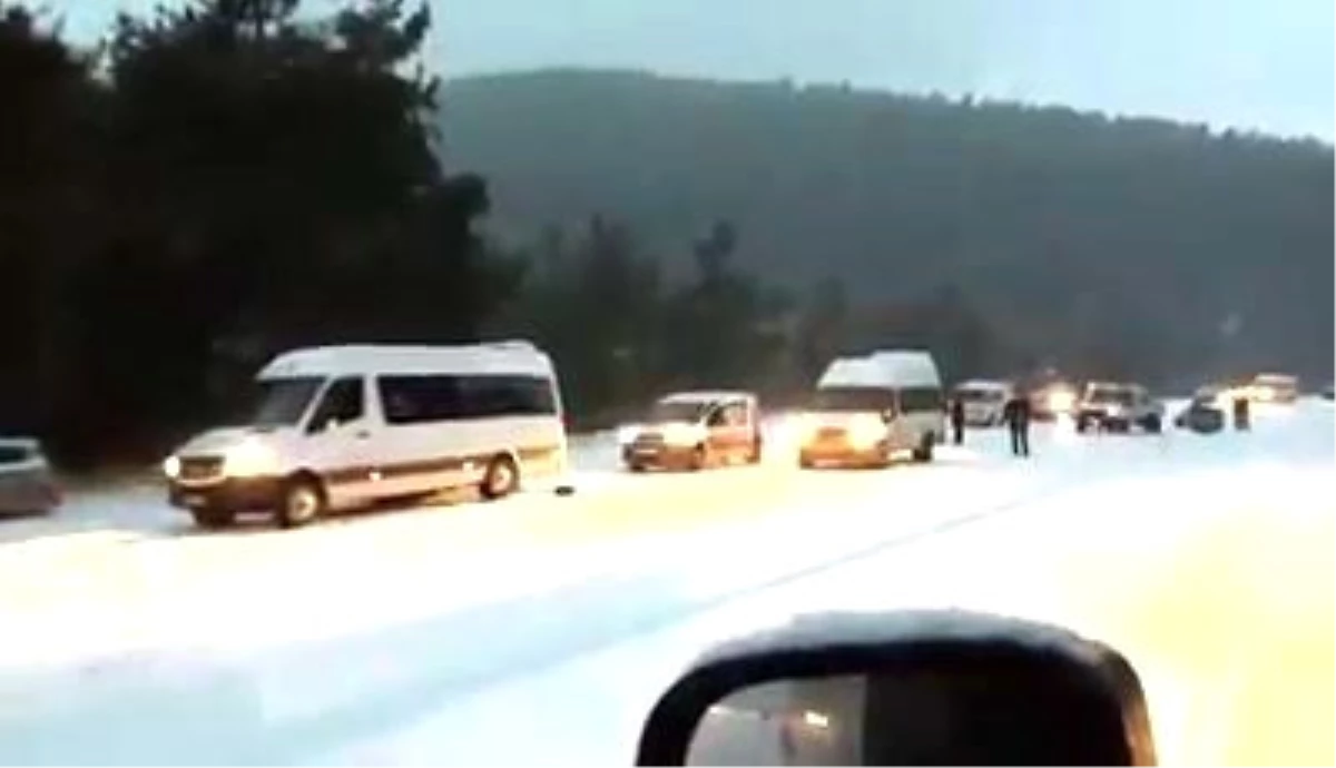Bursa\'da Kar Yolları Kapattı, Zincirsiz Yola Çıkanlar Uzun Kuyruk Oluşturdu