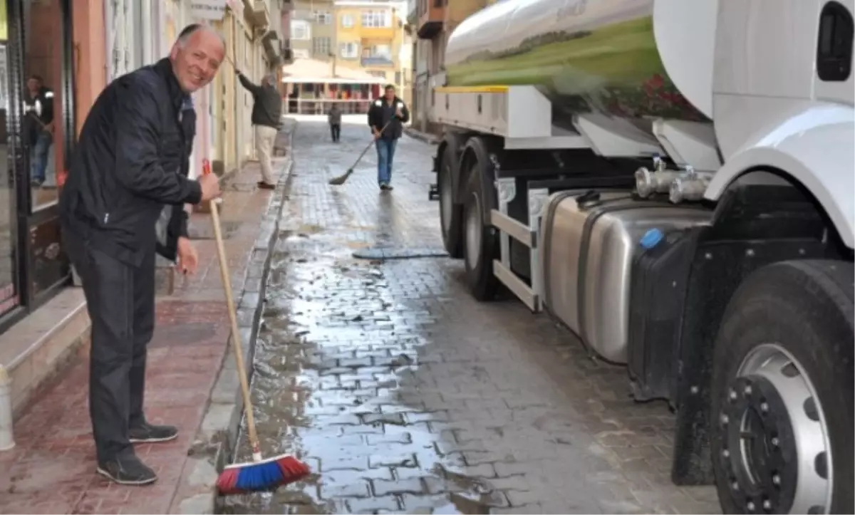 Çarşı Esnafından Çevre Temizliğine Tam Destek