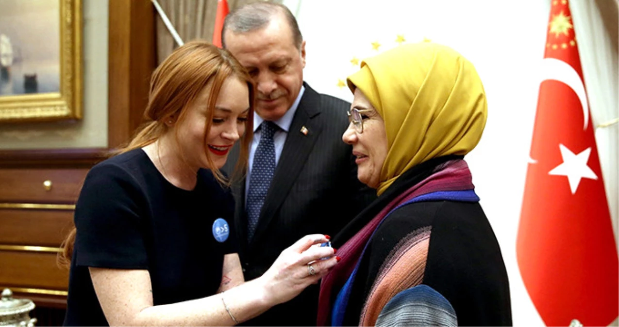 Lindsay Lohan Erdoğan\'a Taktığı Rozetle Bir Kez Daha Gönülleri Fethetti