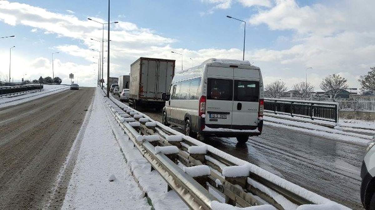 Dha İstanbul - Buzlanan Yolda Kaza Yapan Araca Yardıma Gelenlerin Zor Anları