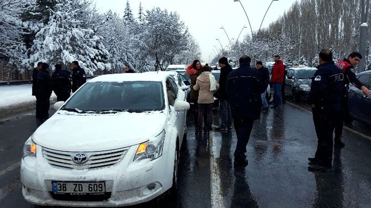 Dur" İhtarına Uymayan Sürücü 10 Araca Çarptı