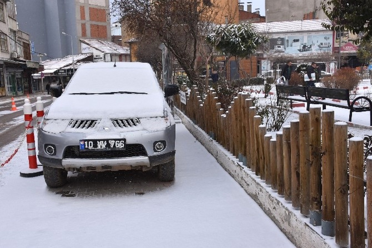 Dursunbey\'de Kar Yağışı Yeniden Etkili Oluyor
