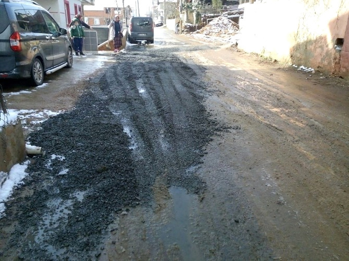 Gebze\'de Bozulan Asfalt Zeminler Onarılıyor