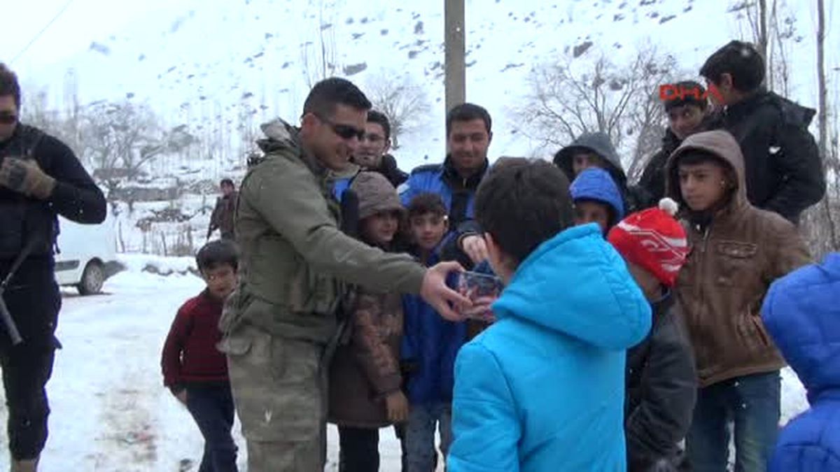 Hakkari Emniyet Müdürü\'nden Köylülere: Cep Telefonumu Veriyorum, Gece 3 de Olsa Arayın