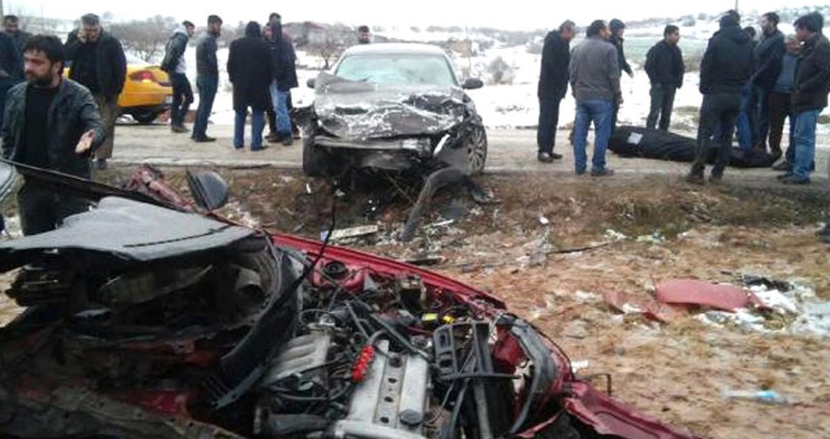 İki Otomobil Çarpıştı, Baba-Oğul Öldü, 6'sı çocuk 9 Kişi Yaralandı