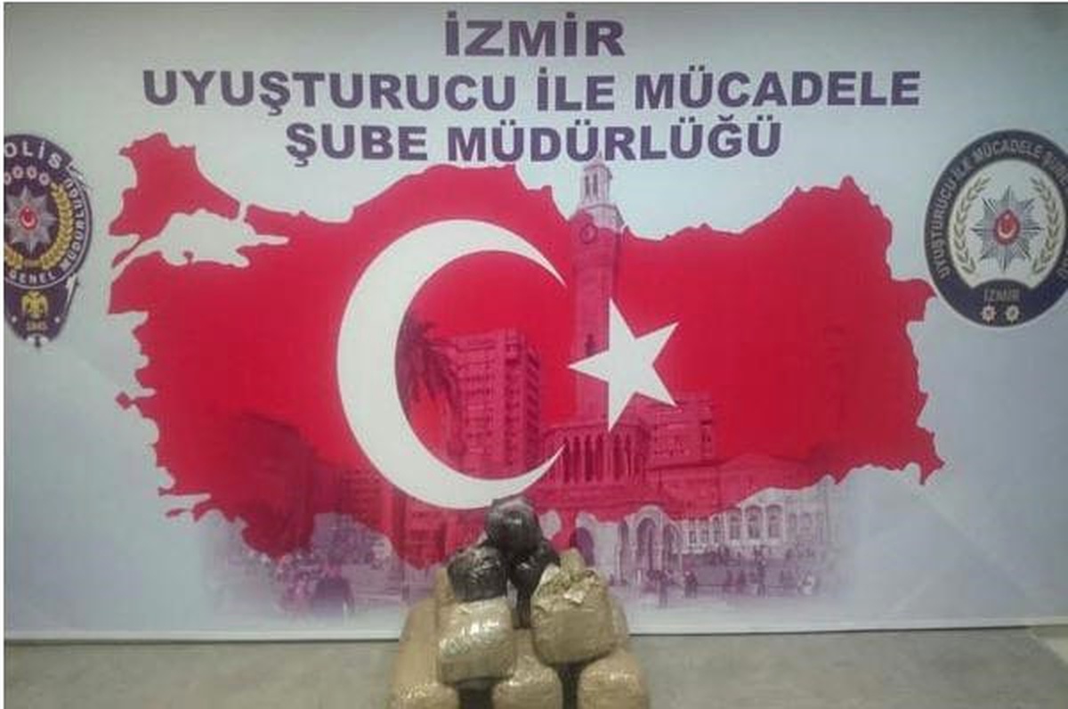 İzmir\'e Esrar Sokmak İsteyen 2 Kişi Yakalandı