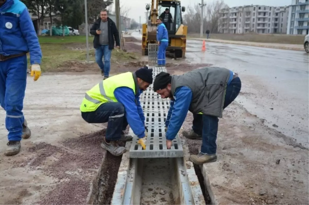 Kartepe Belediyesi, Birlik Caddesinde Yağmursuyu Izgara Çalışması Yaptı