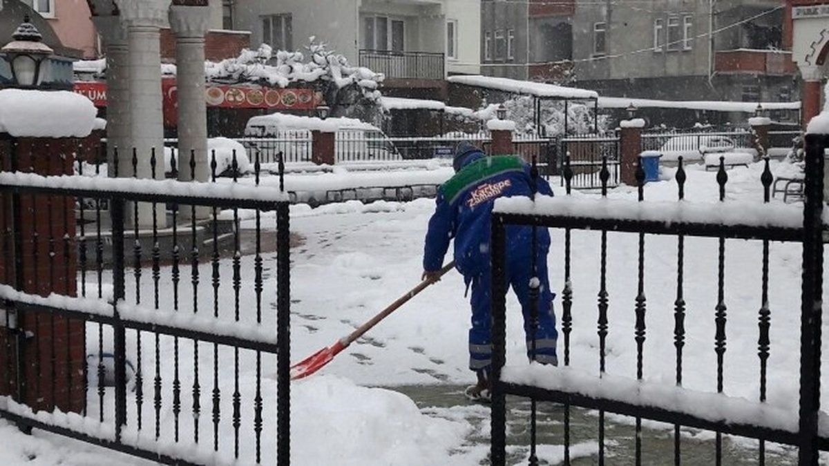 Kartepe\'de Kar Küreme Çalışmalarında Durmak Yok