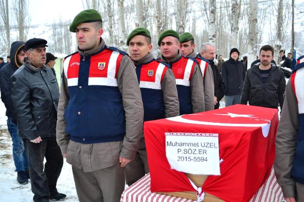 Kazada Ölen Sözleşmeli Er ile Anne ve Babası Toprağa Verildi