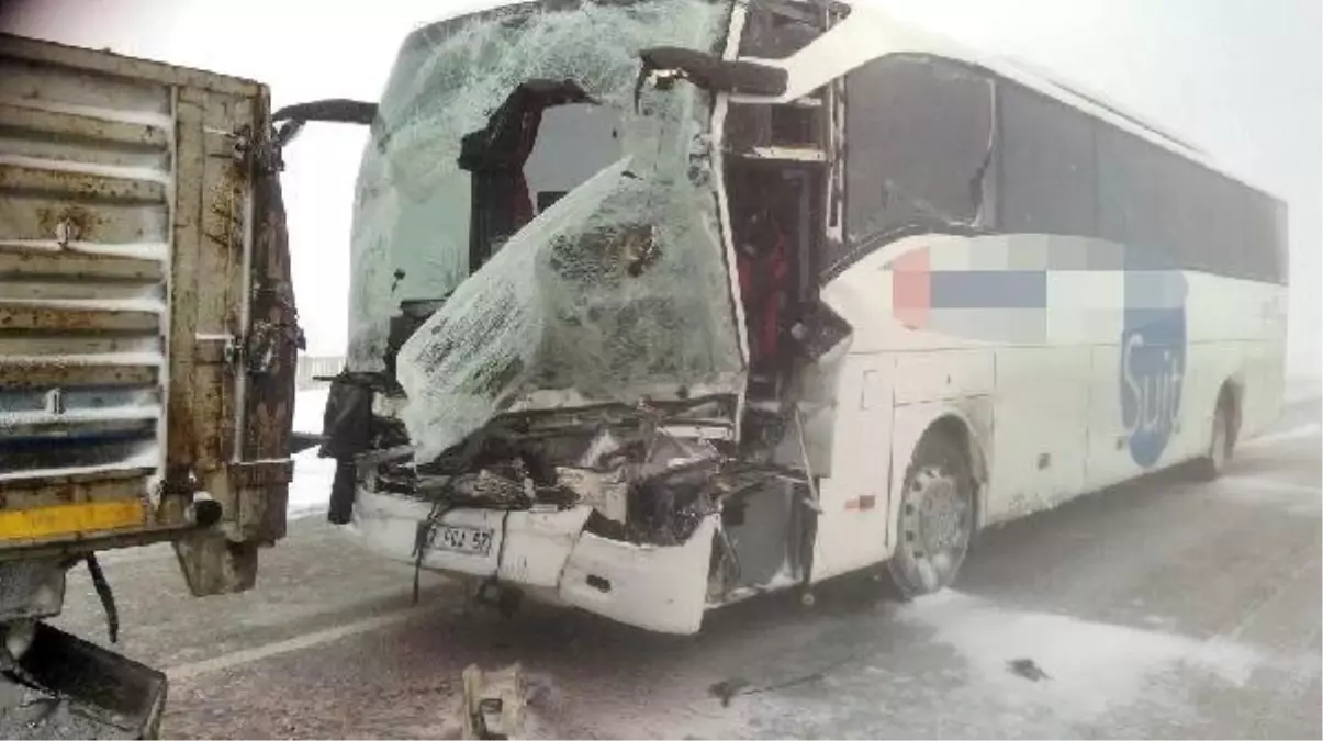 Konya\'da Otobüs, Tır\'a Çarptı: 1 Ölü, 7 Yaralı