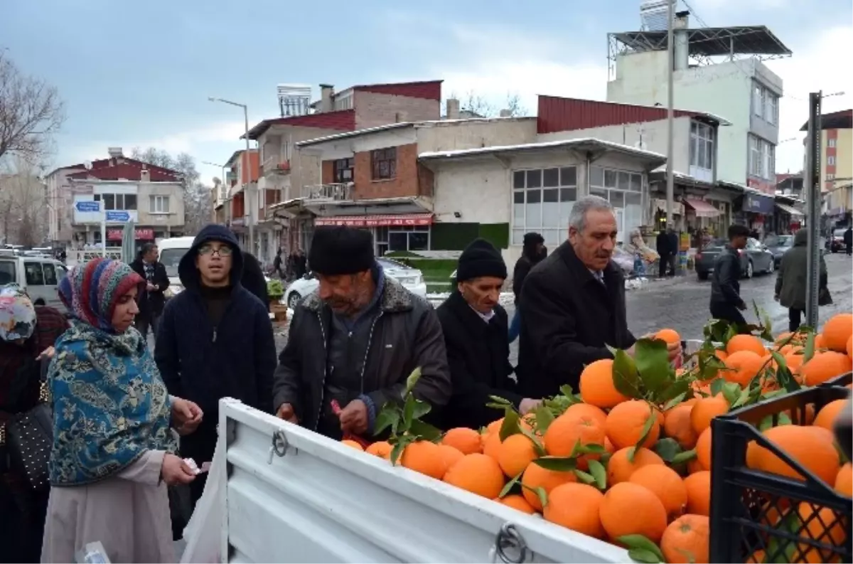 Mandalina ve Portakal Satışı Esnafın Yüzünü Güldürdü