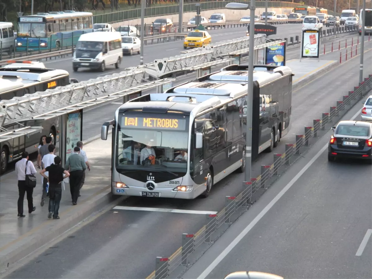 Metrobüs Yolunda Kaza: 1 Yaralı