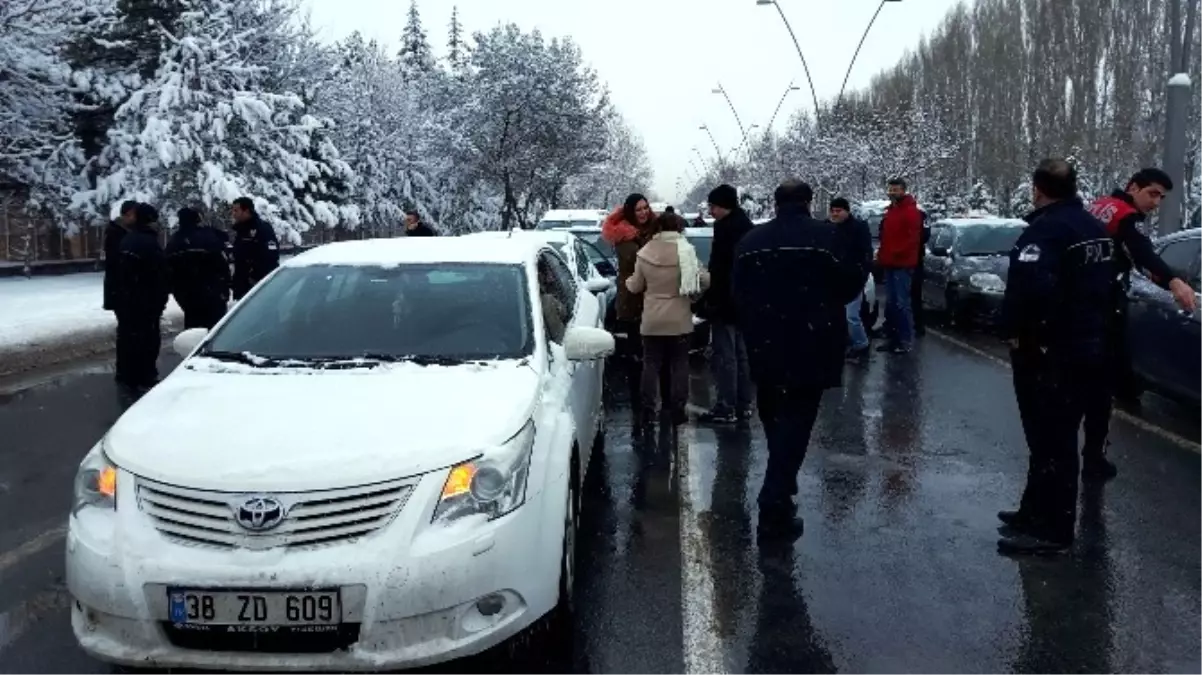 Polis, \'Dur\' İhtarına Uymayan Otomobili Lastiklere Ateş Ederek Durdurdu