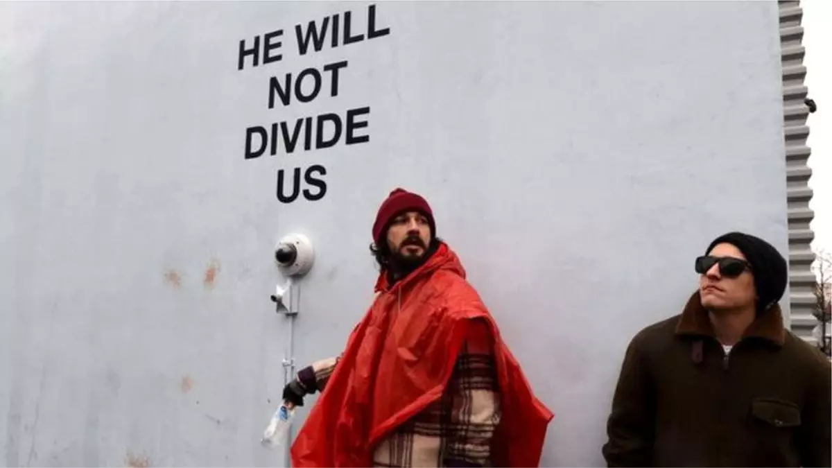 Ünlü Oyuncu Shia Labeouf Trump Protestosunda Gözaltına Alındı