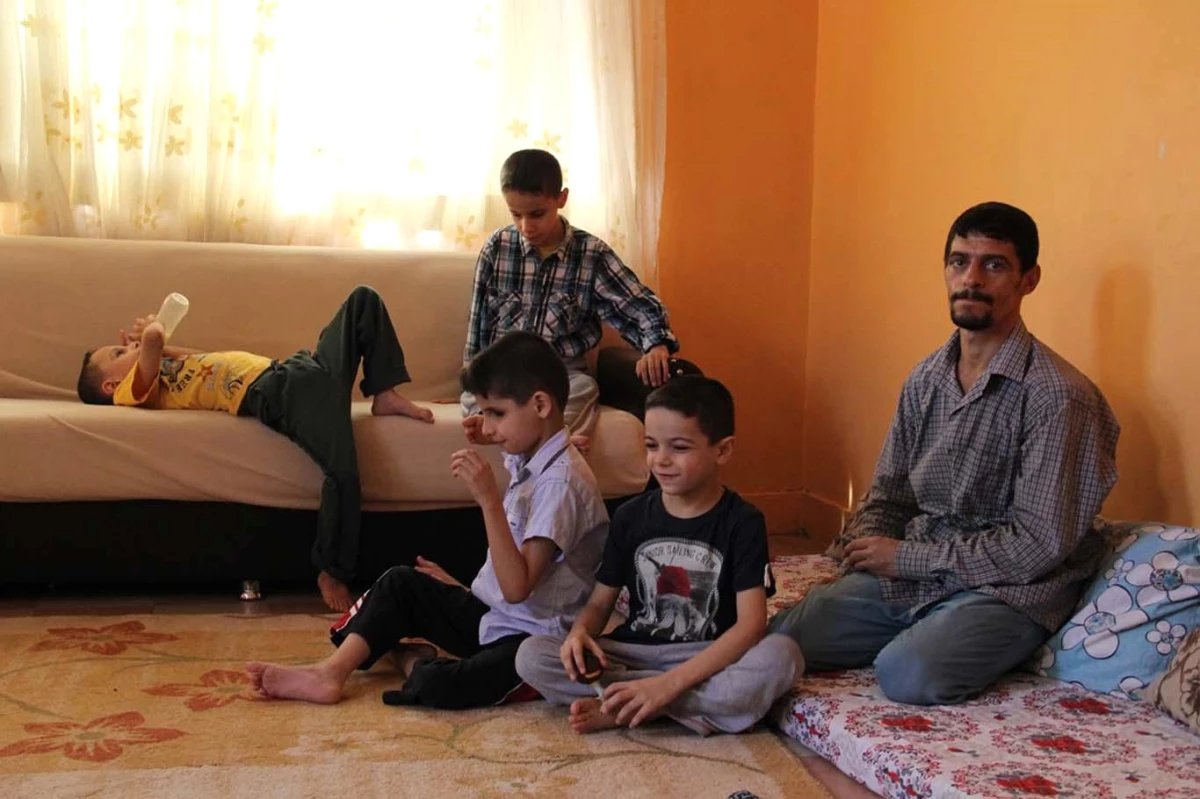 Suriyeli Çift, Yaşamlarını Engelli Üç Çocuğuna Adadı