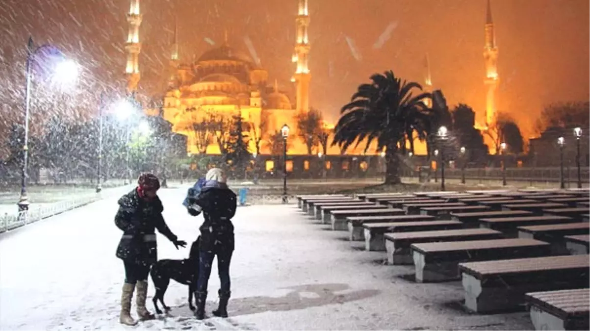 Taksim Meydanı Beyaza Büründü