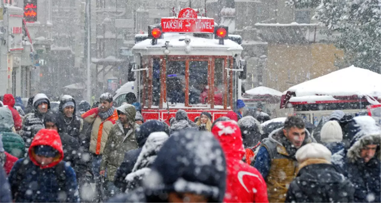 Taksim Meydanı Beyaza Büründü