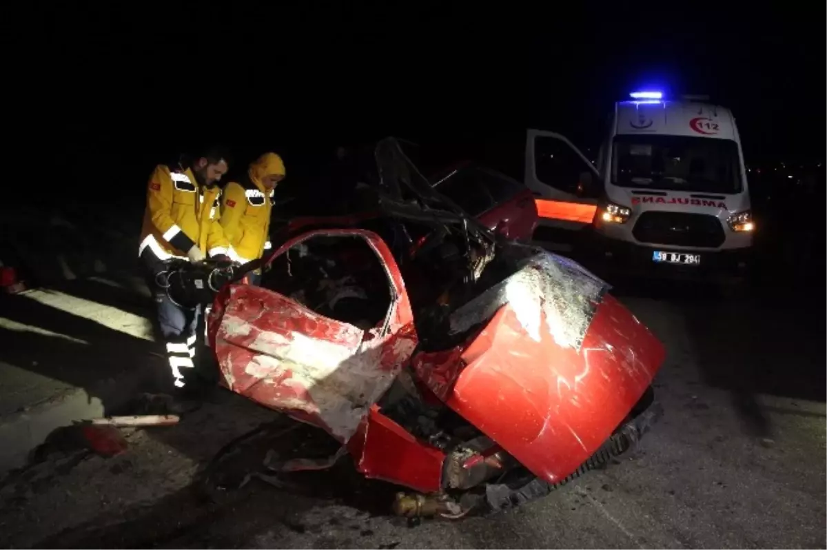 Tekirdağ\'da İşçi Servisi ile Otomobil Çarpıştı: 1 Ölü, 1 Yaralı