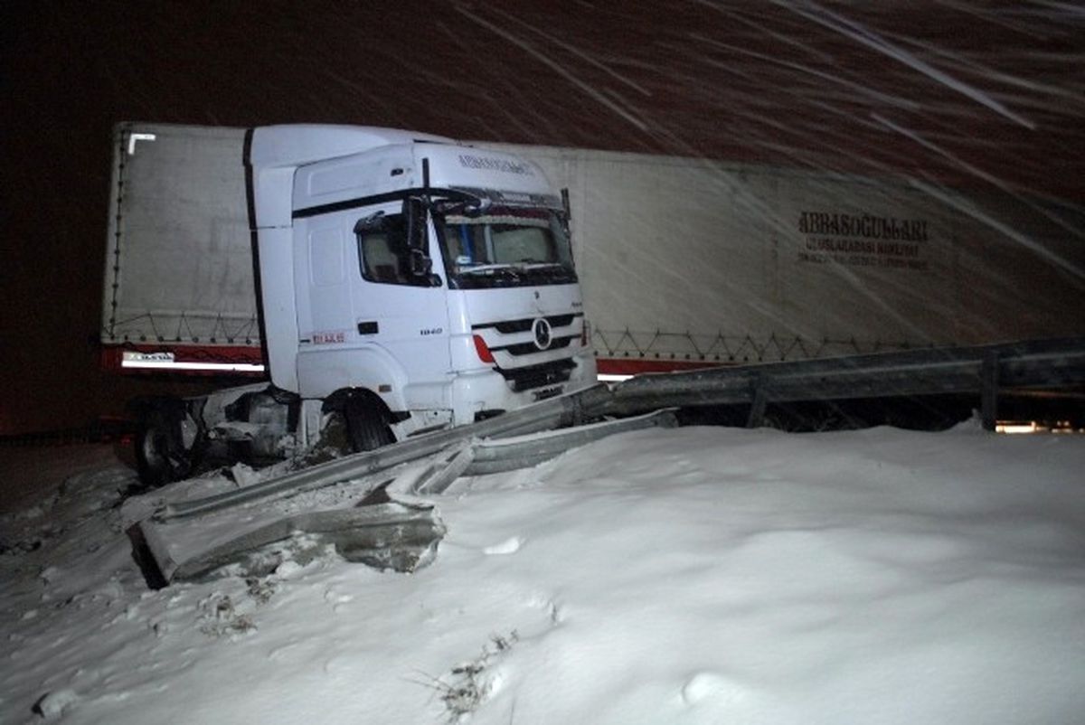 Tem\'de Tır Bariyerlere Çarptı, Ulaşım Aksadı