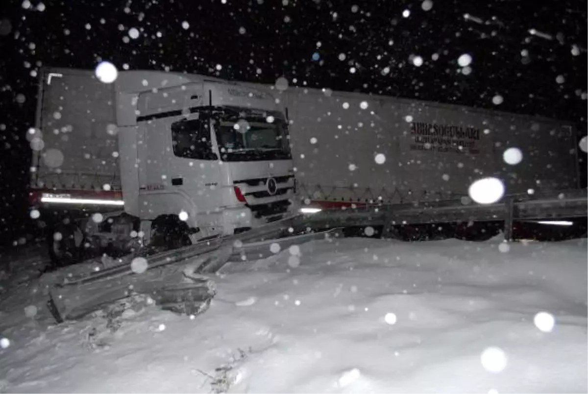 Tem\'de Tır Bariyerlere Çarptı, Ulaşım Aksadı