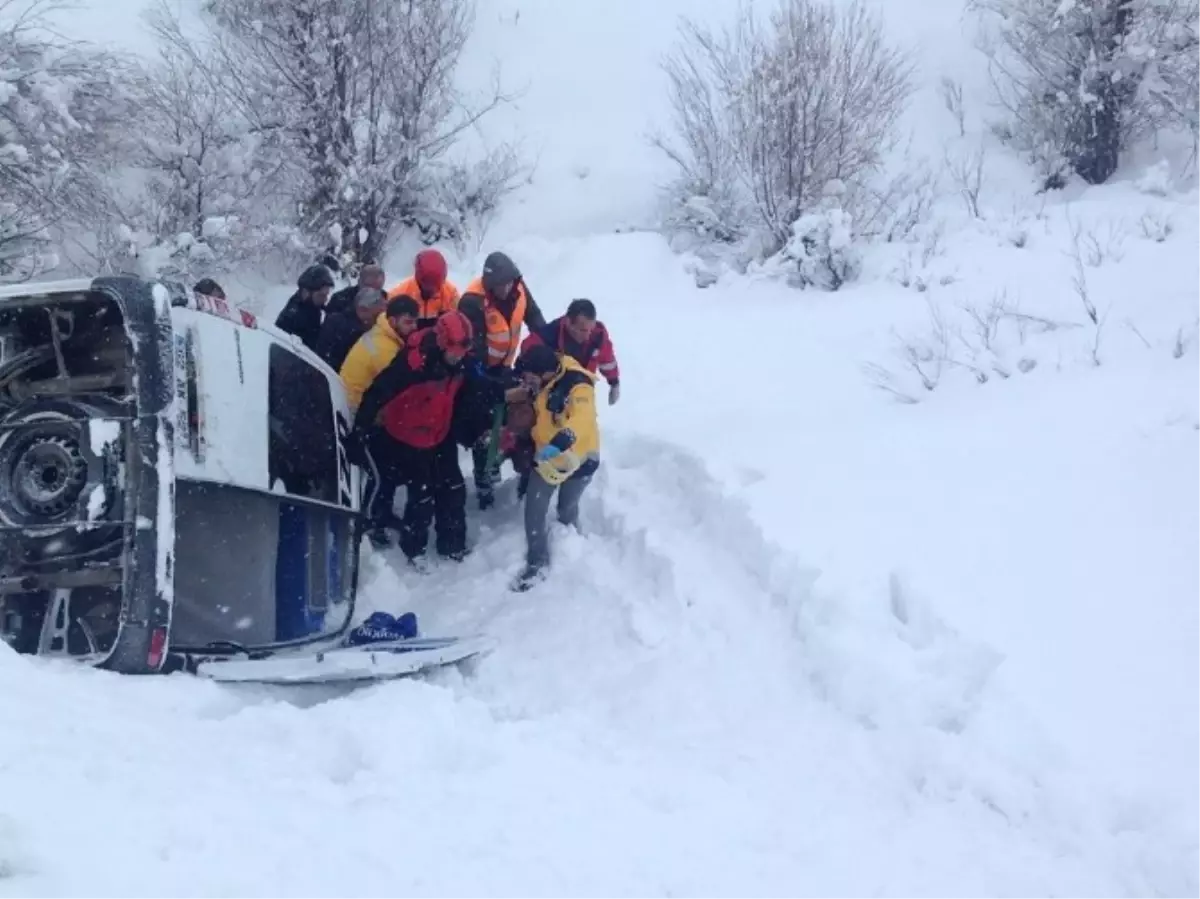 Tunceli-Elazığ Yolunda Minibüs Devrildi: 10 Yaralı