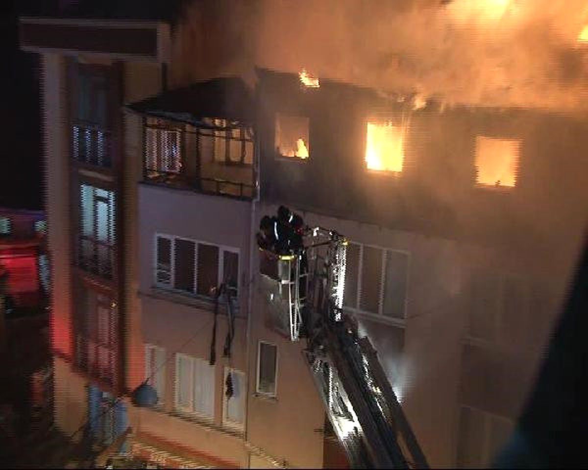 Üsküdar\'da 4 Katlı Binada Yangın (2)
