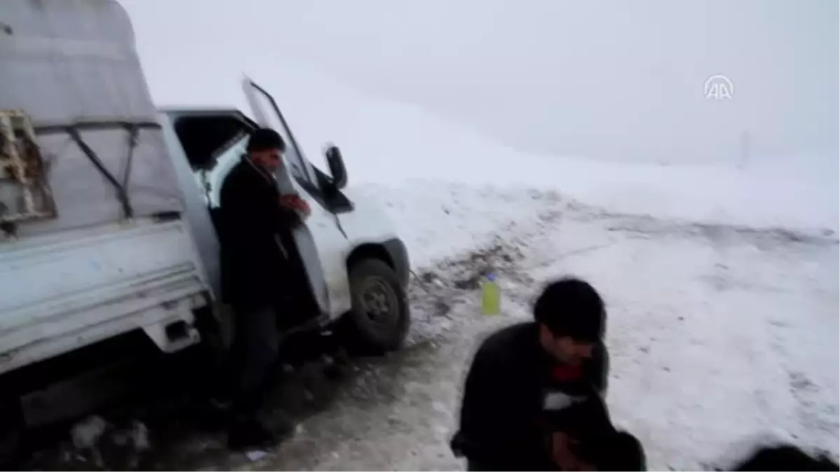 Yeni Doğan Kuzuyu Montuna Sarıp Kurtarılmayı Bekledi