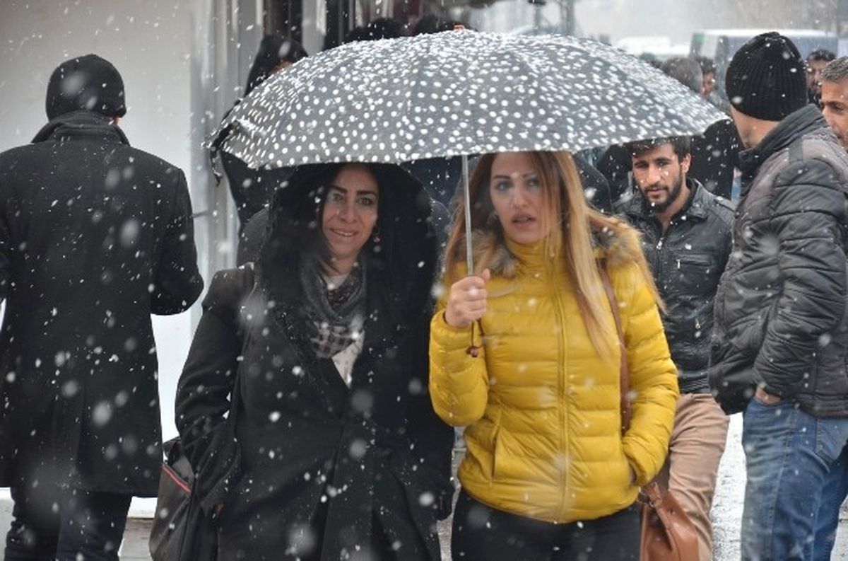 Yüksekova\'da Kar Yağışı