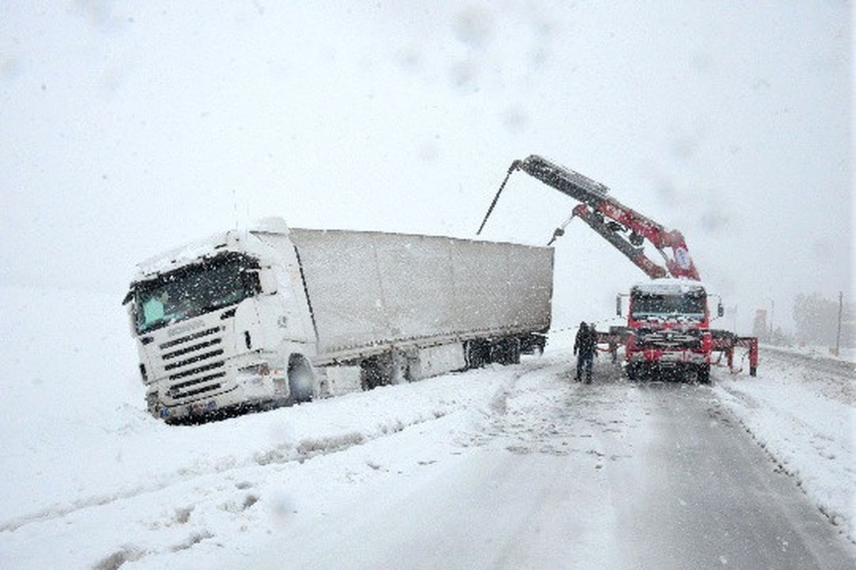 Ağrı\'da Etkili Kar Yağışı Ulaşımı Aksattı