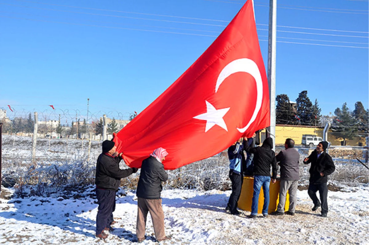 Akçakale\'de Suriye Sınırına Dev Türk Bayrağı