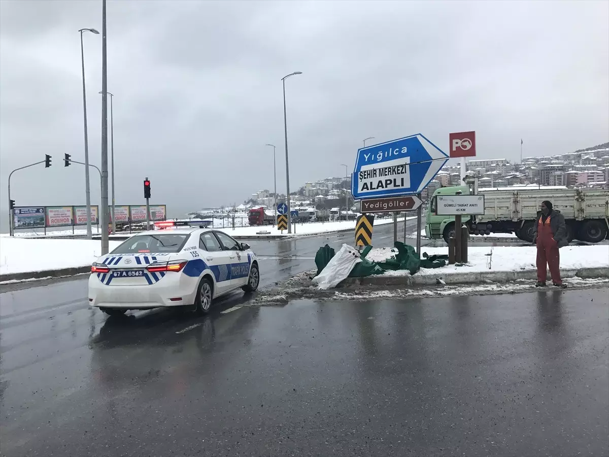 Alaplı\'da Trafik Levhalarına Çarpan Tır Kaçtı