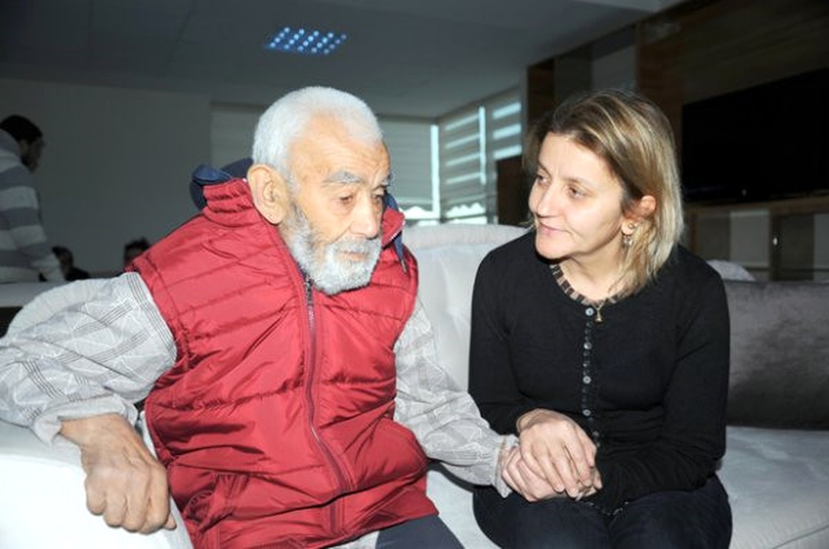 Alzaymır Hastası Yaşlı Adama Bakan Kaya Sahip Çıktı