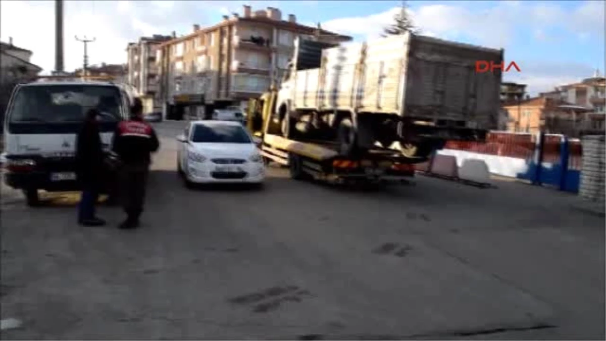Ankara - Kamyonet 2 Otomobile Çarptı: 3 Ölü, 3 Yaralı