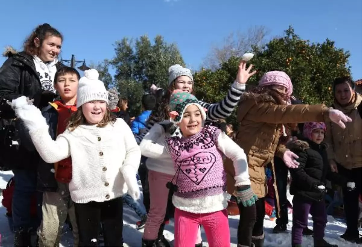 Antalya Kent Merkezinde Kartopu Savaşı