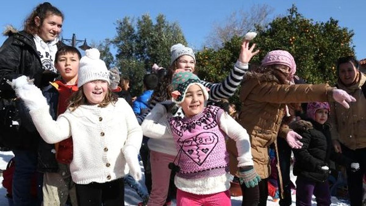 Antalya Kent Merkezinde Kartopu Savaşı