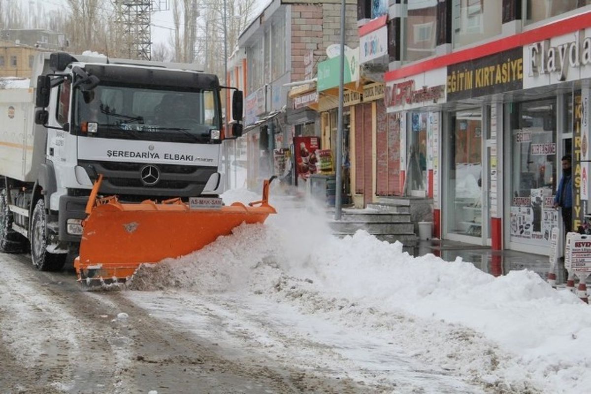 Başkale\'de Kar Hayatı Felç Etti