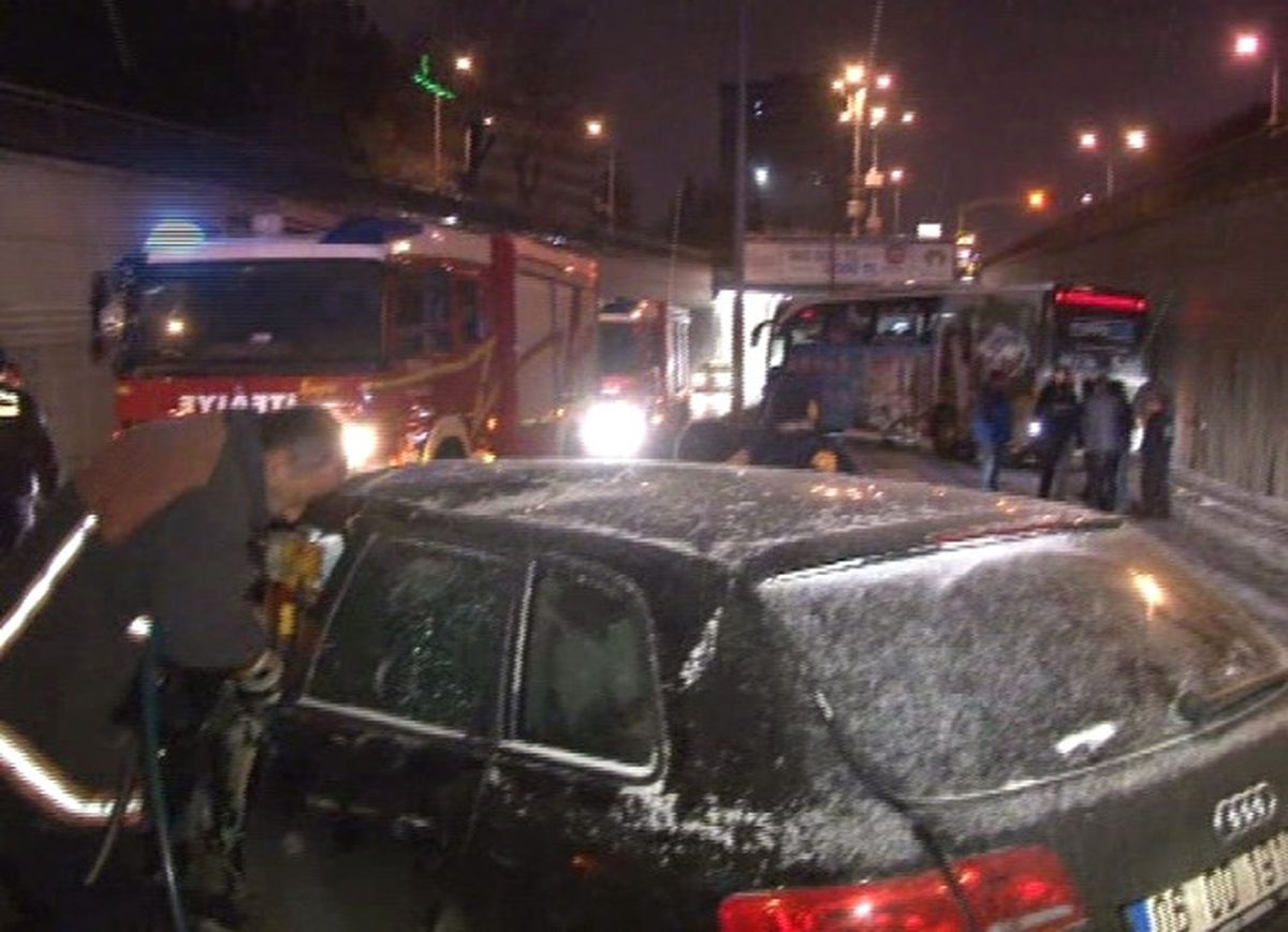 Başkent\'te Ters Şeride Giren Otomobil, Halk Otobüsüne Çarptı